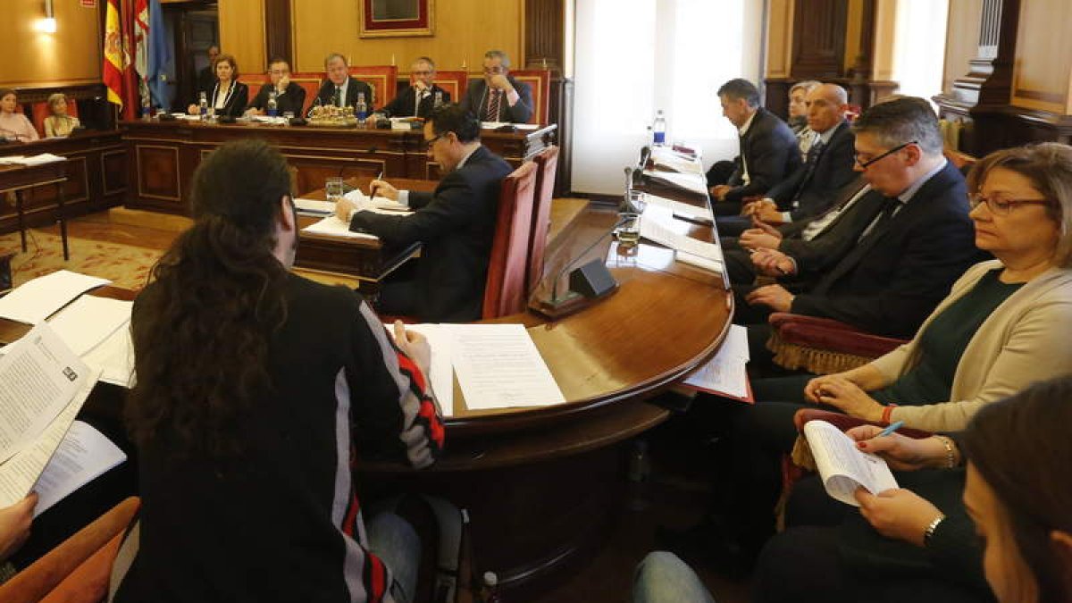 El Pleno validó el reconocimiento extrajudicial de crédito con los votos del PP y Ciudadanos. MARCIANO