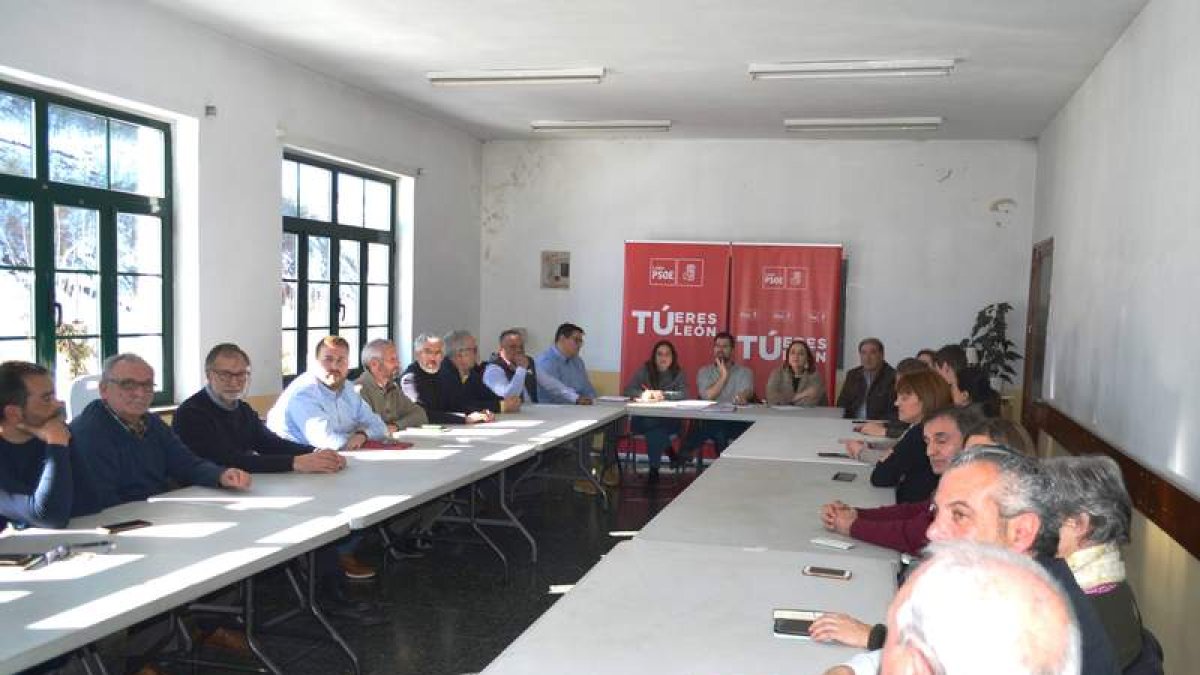 Los alcaldes y portavoces del PSOE analizaron la situación de las cuencas mineras. CASTRO