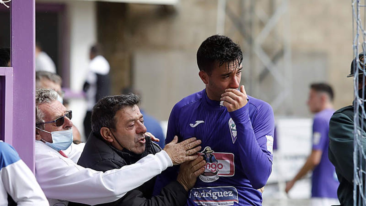 Los aficionados consuelan a los jugadores bañezanos. MARCIANO PÉREZ