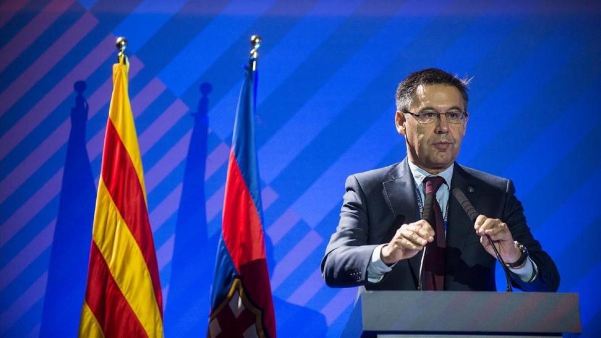 Bartomeu se dirige a los compromisarios en la asamblea del Barça en el Palau Blaugrana