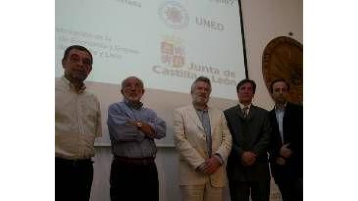 Muñoz -segundo, derecha- en la presentación del estudio de Toreno