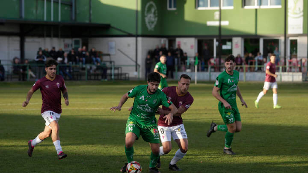 David Álvarez intenta controlar el balón ante la oposición de Marqués. FERNANDO OTERO