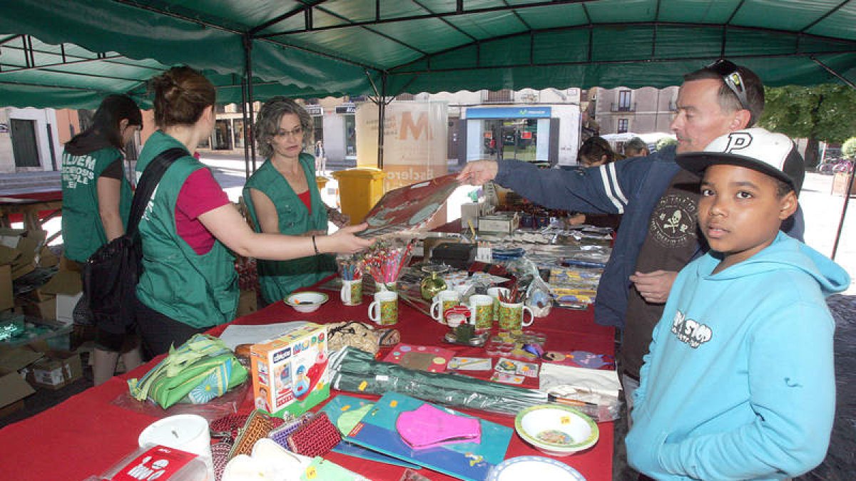 Mercadillo por la esclerosis múltiple en la plaza de San Marcelo.