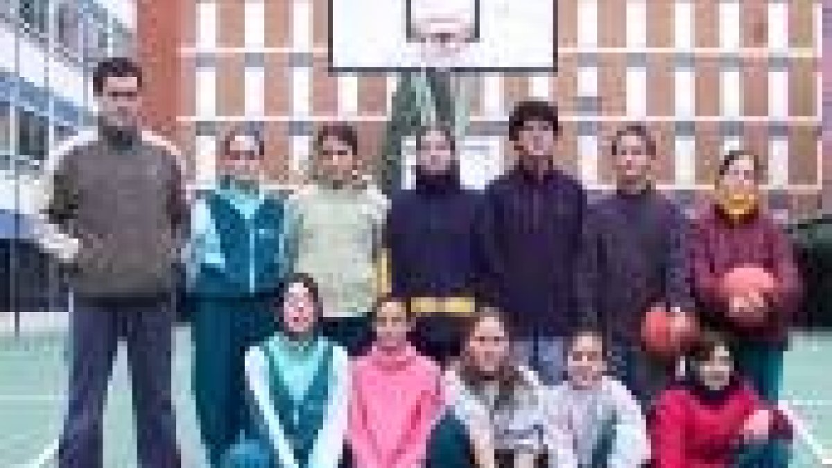 Formación del equipo infantil femenino del colegio de las Dominicas