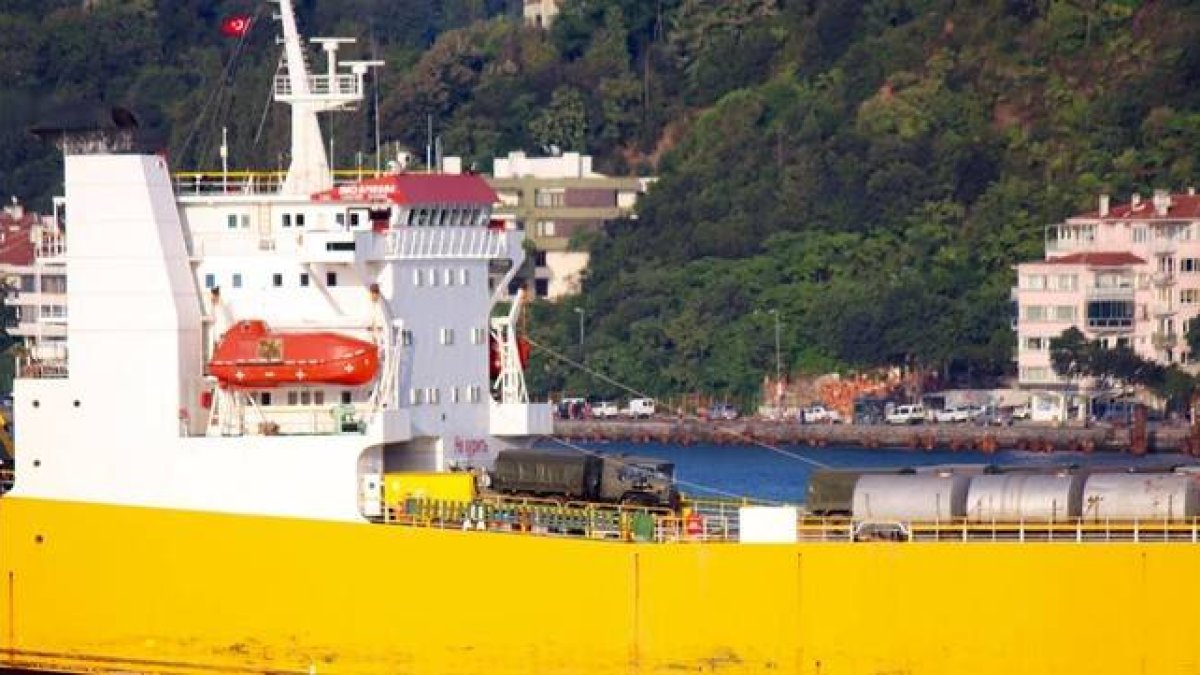 El barco Aleksandr Tkachenko pasando con su carga por el Bósforo.