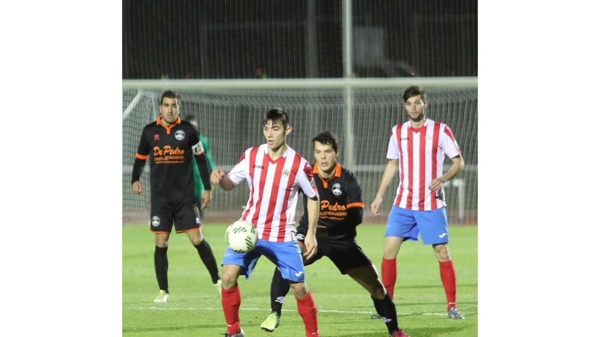 El equipo berciano volvió a ceder un empate en casa. ANA F. BARREDO