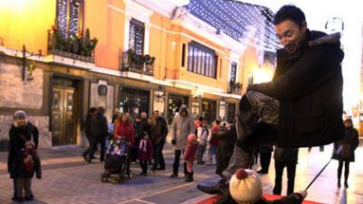 Una niña trata de desvelar el secreto del espectáculo Ingravity, ayer en la calle Ancha.