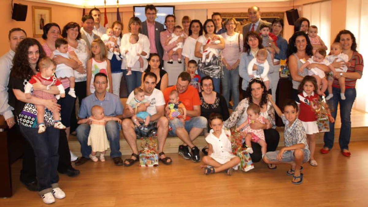 Foto de familia realizada ayer en el salón de plenos de Valencia de Don Juan tras la entrega de las ayudas a la natalidad.