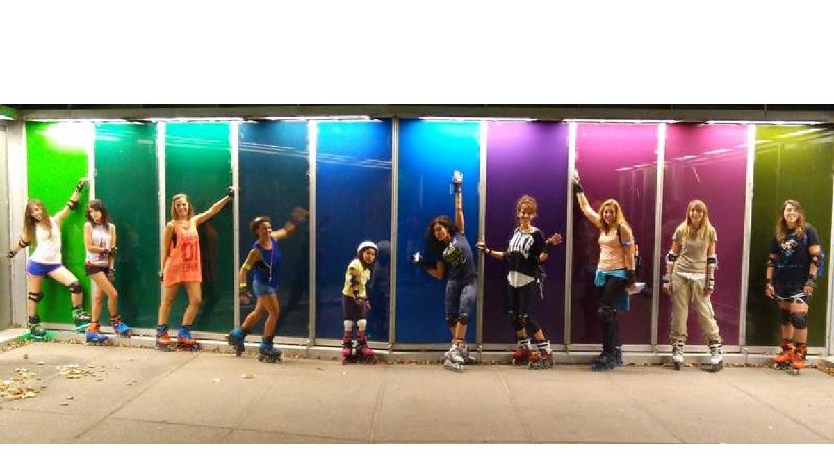 Varias patinadoras posan en una de las fachadas del Musac durante una ruta nocturna.