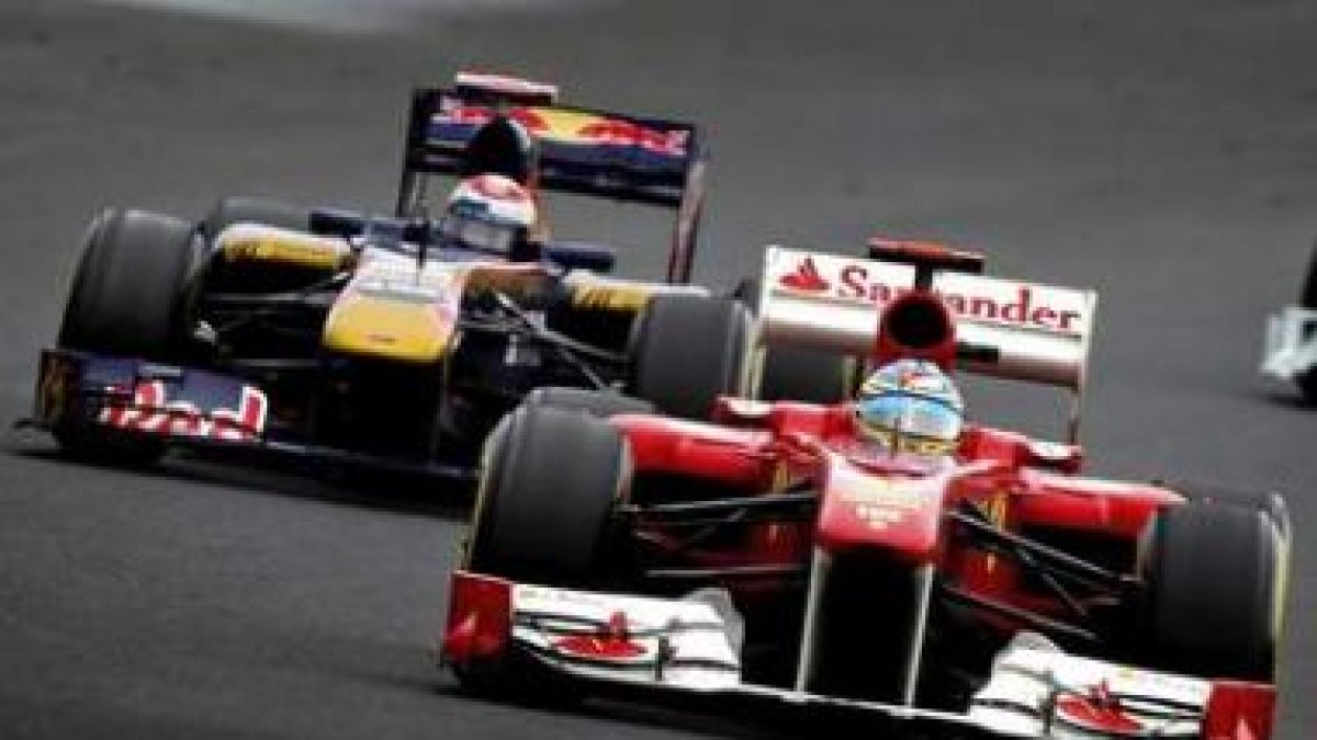Fernando Alonso, por delante de Webber, en las primeras vueltas del Gran Premio de Hungría.