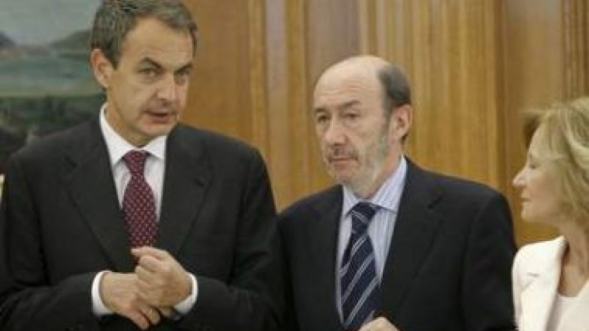 Zapatero conversa con Rubalcaba observados por Salgado.