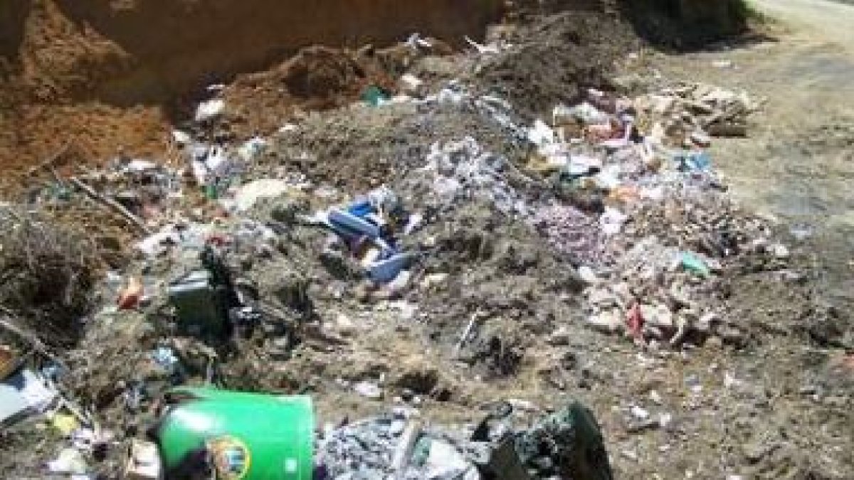 Aspecto que presentaba la zona de La Fuentina antes de ser limpiada por el Ayuntamiento