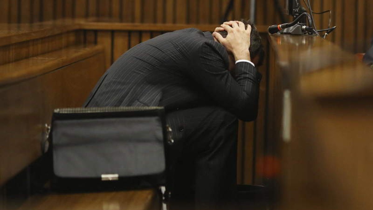 Pistorius en el momento de vomitar durante la exposición del forense que hizo la autopsia a su novia.