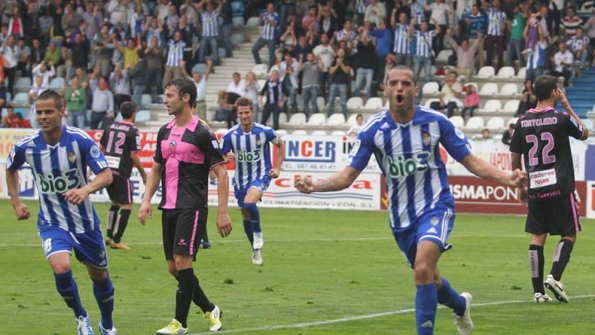 Acorán y Yuri celebran el triunfo ante el Sabadell en el Toralín.