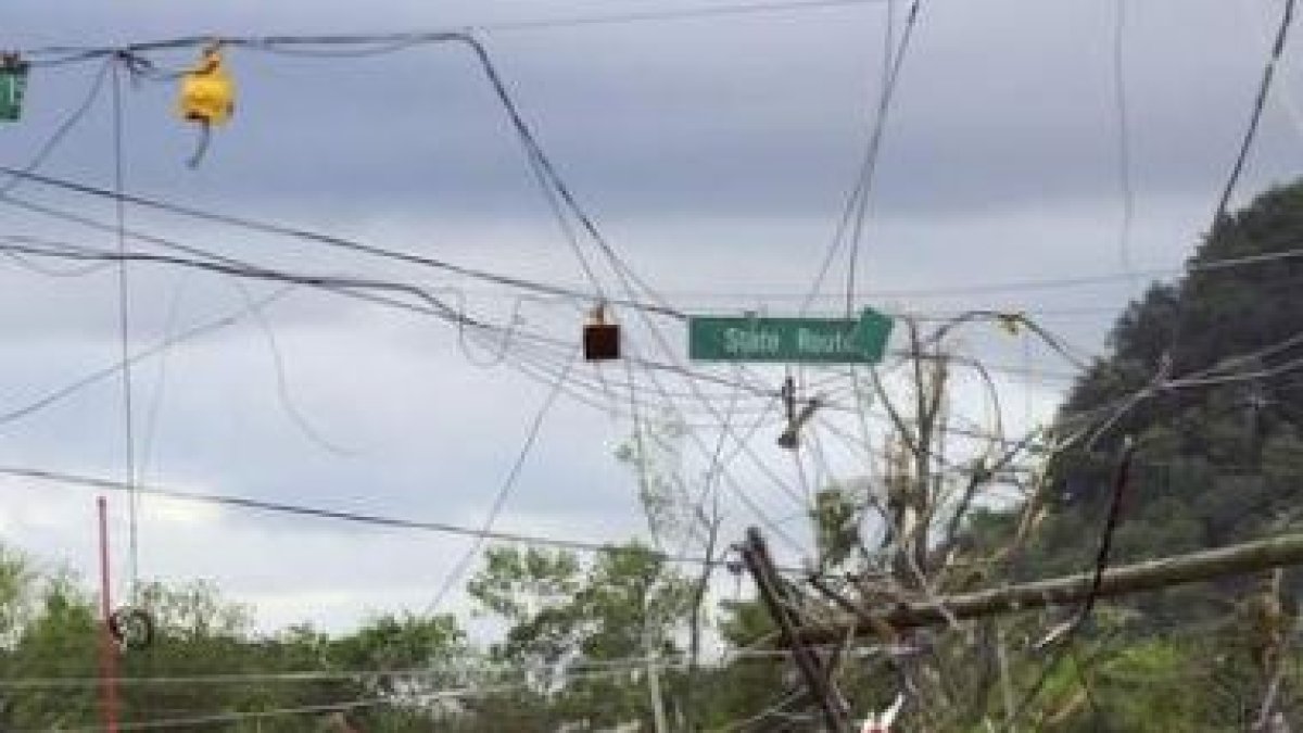 Un agente de policía atraviesa una calle arrasada en un barrio residencial de Ringgold.
