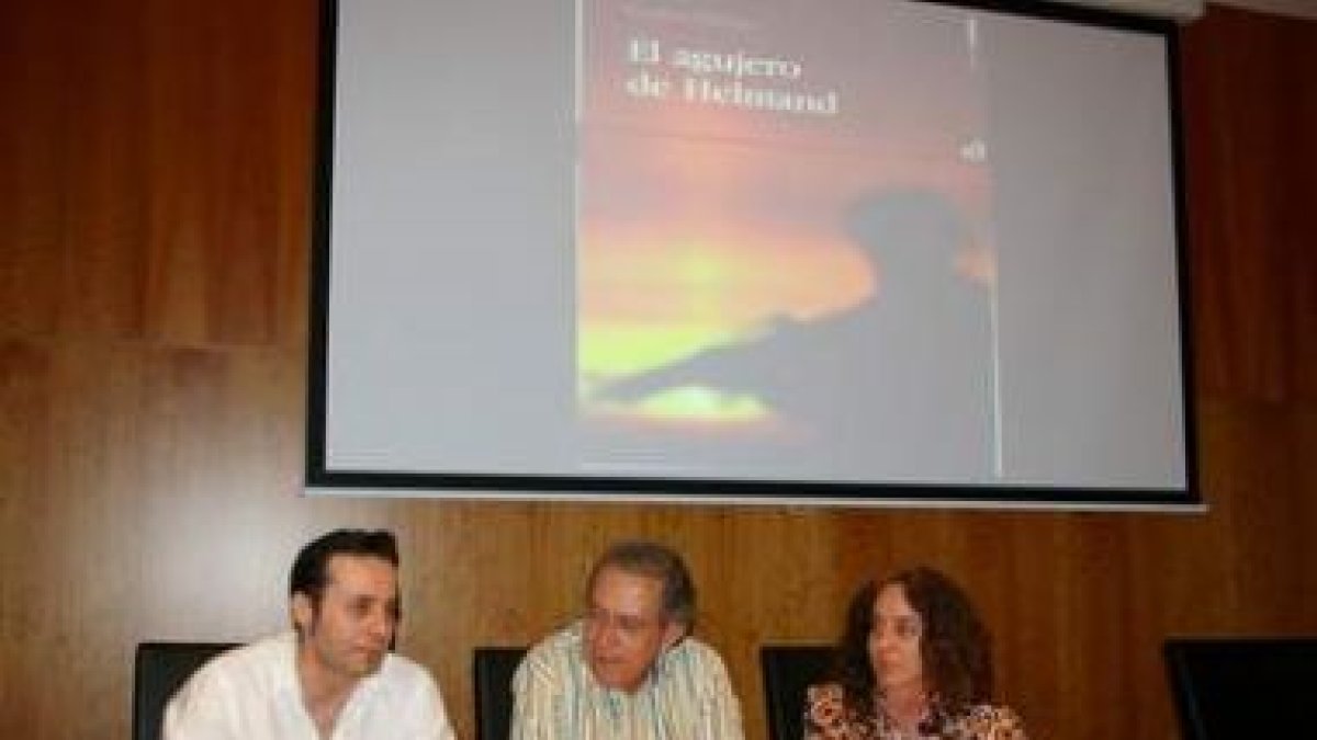 Carlos Fidalgo, Tomás Néstor y Fabiola García, durnate la presentación de la novela.