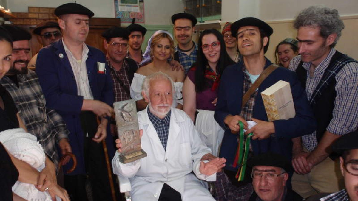 Antonio de la Gran Peluquería con el Vencejo de Oro, en el centro, arropado por Los Otrora