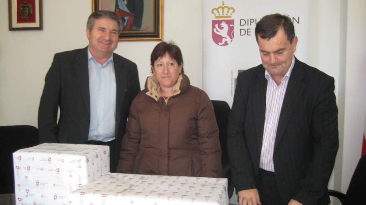 Los diputados, Valcárce y Velasco, con la ganadora del concurso de recetas de cocina en Carracedelo.