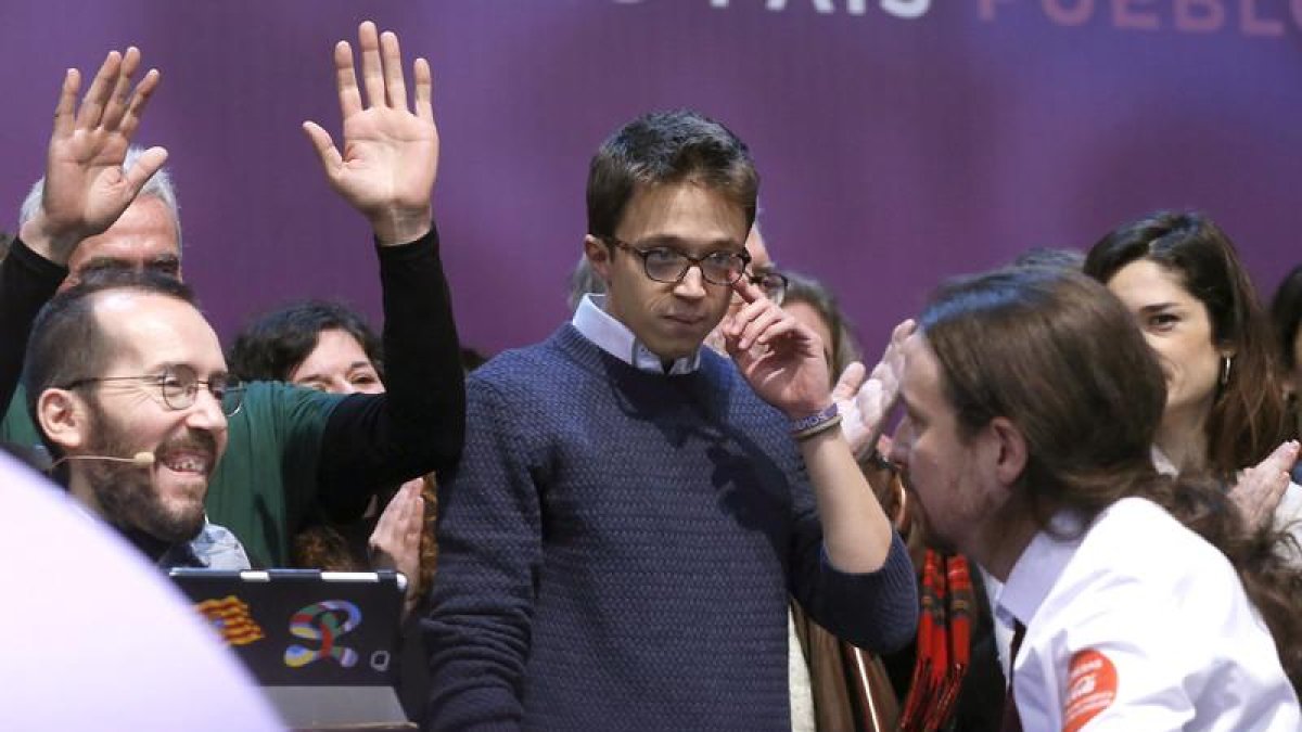Pablo Iglesias (d), Íñigo Errejón (c), y Pablo Echenique (i) hoy durante la segunda jornada de la Asamblea Ciudadana Estatal de Vistalegre II.