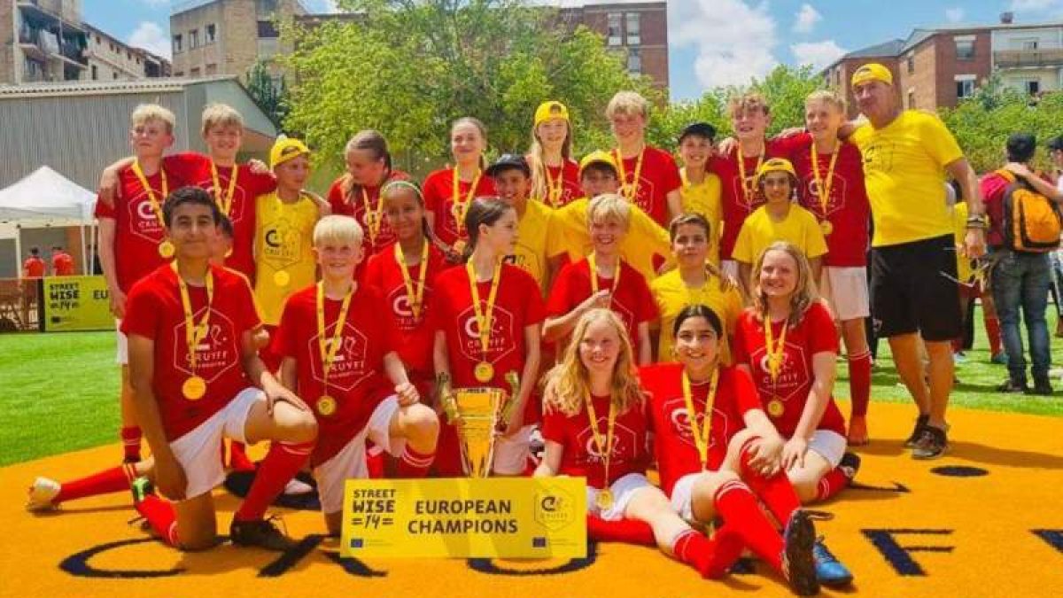 Los leoneses, de amarillo, durante el Europeo de la Copa Johan Cruyff. DL
