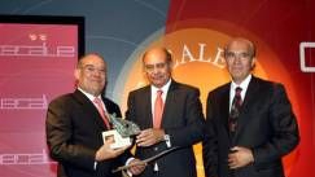 Anselmo González junto a Gerardo Díaz Ferrán y a José Elías Fernández Lobato en la ceremonia de ayer