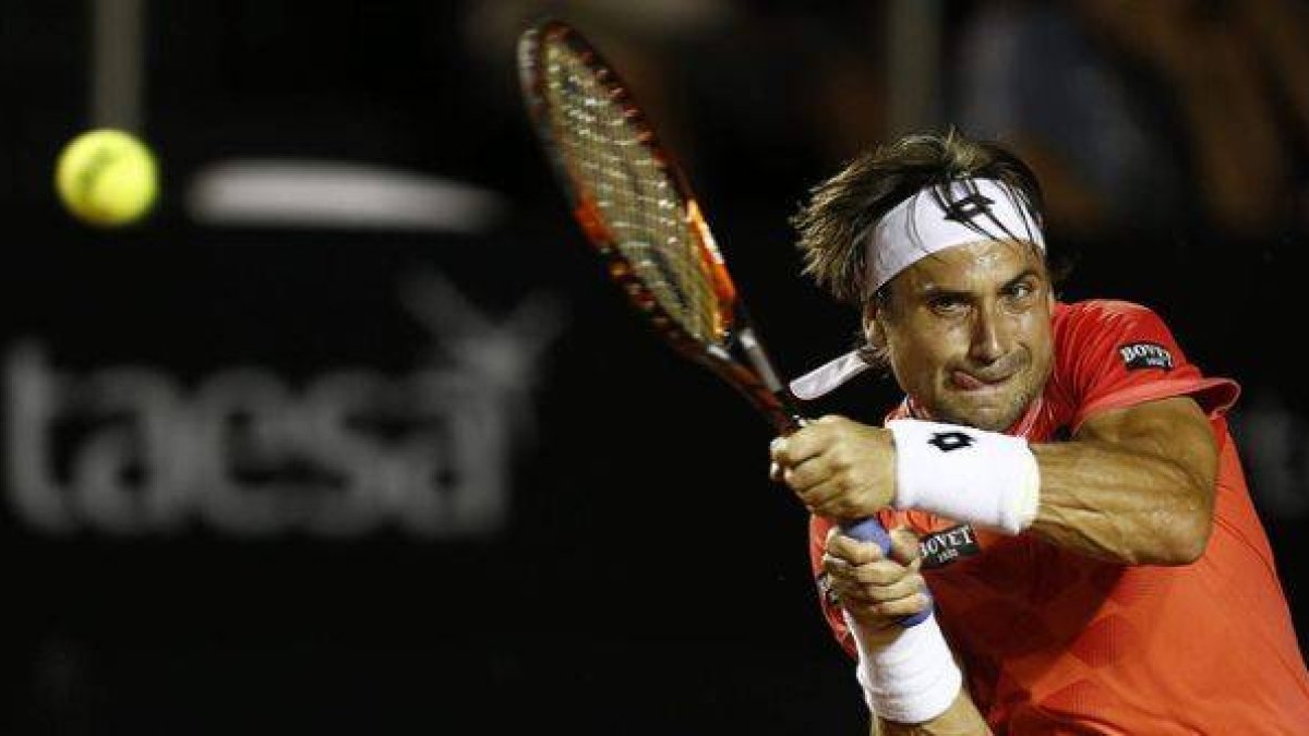 David Ferrer devuelve la pelota a Thiemo de Bakke, durante el partido de octavos del Abierto de Río.