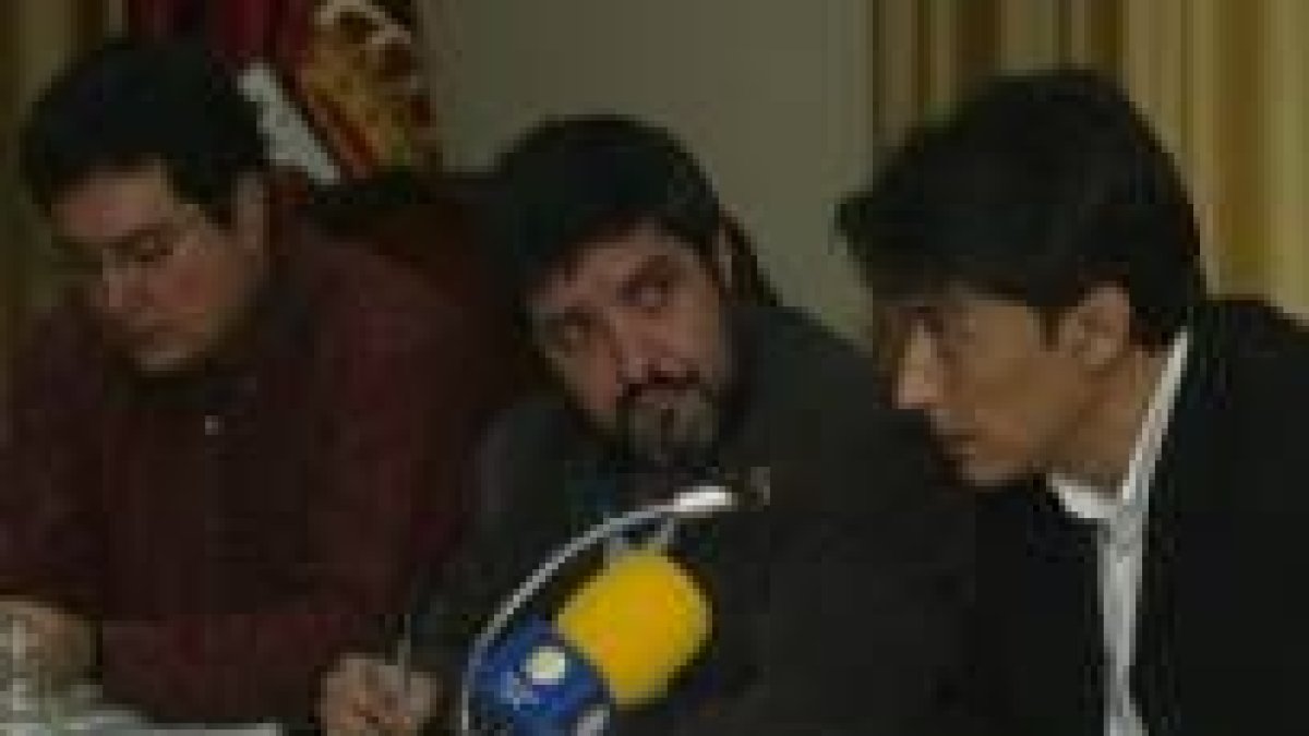 En primer término, Miguel Hidalgo, portavoz del PSOE