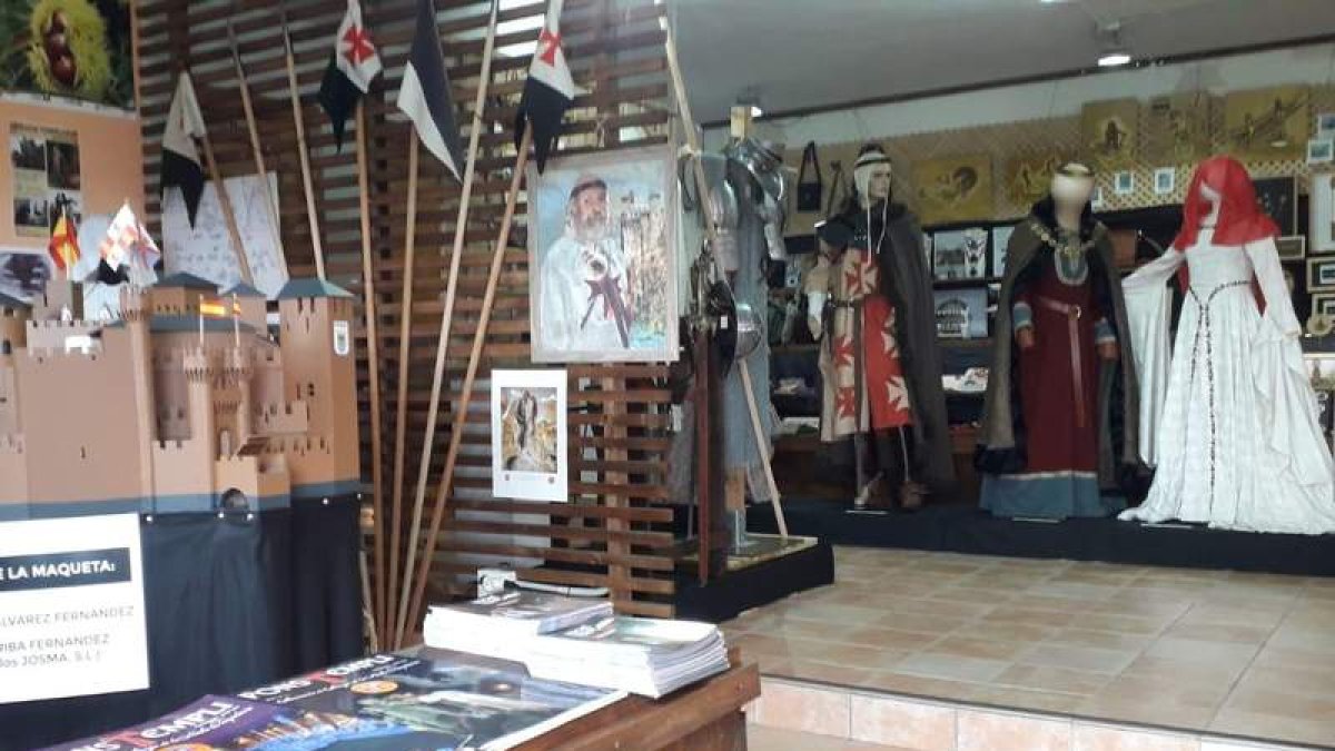 Imagen de la exposición abierta ayer en Espinoso. DL