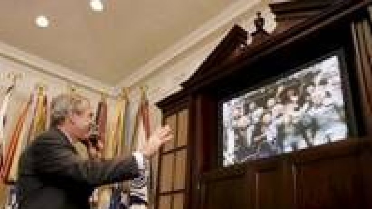 Bush, hablando por teléfono a la tripulación del «Discovery», en el salón de la Casa Blanca