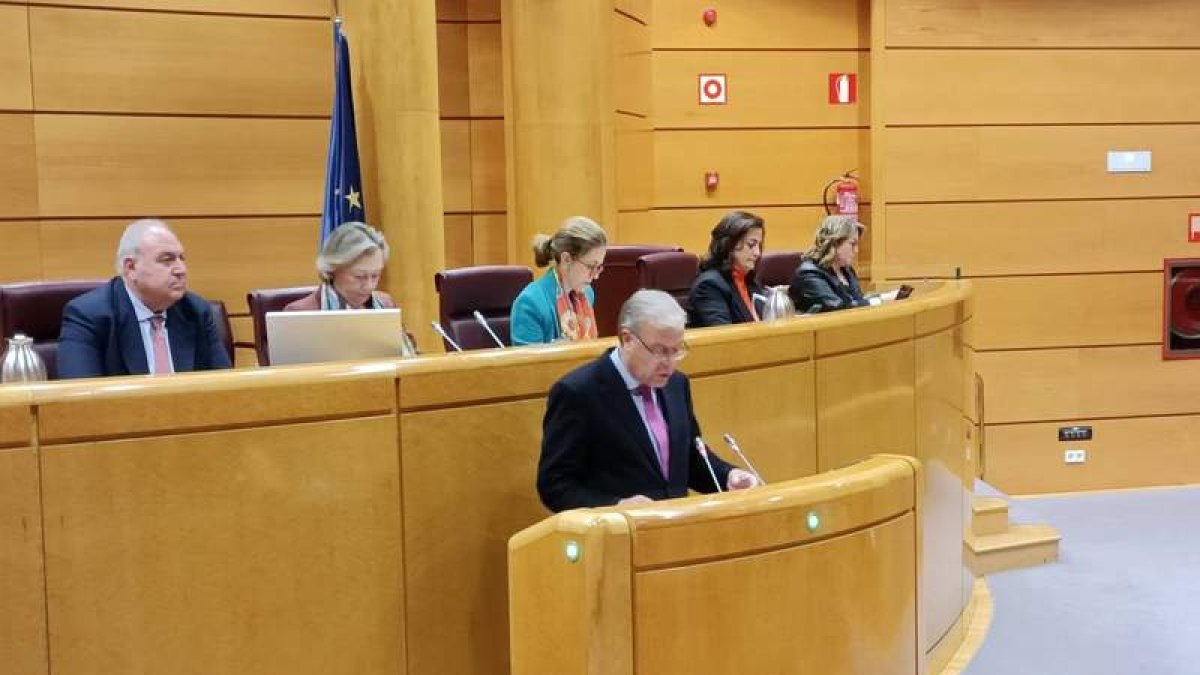El senador leonés Antonio Silván, en su intervención ayer en la Cámara Alta. DL
