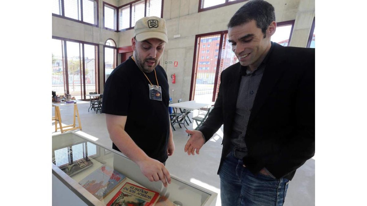 El edil de Juventud, con uno de los organizadores.