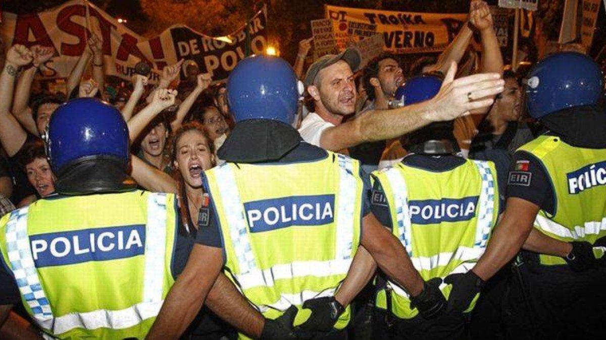 Protesta contra las medidas de ajuste durante la madrugada de este sábado ante el palacio de Belem (Lisboa).