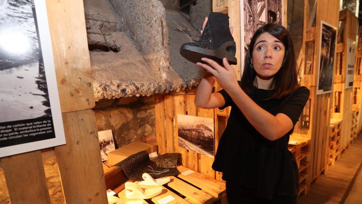 La diseñadora sostiene el modelo Valentina en el acto abierto al público que celebró ayer. L. DE LA MATA