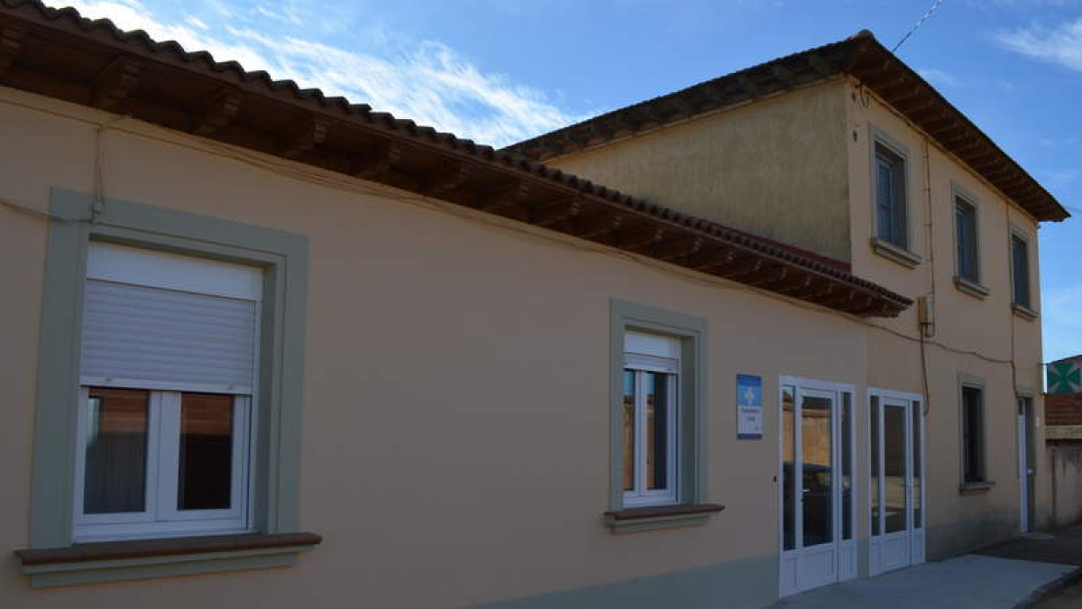 Exterior del consultorio médico de Algadefe, recientemente reformado. MEDINA