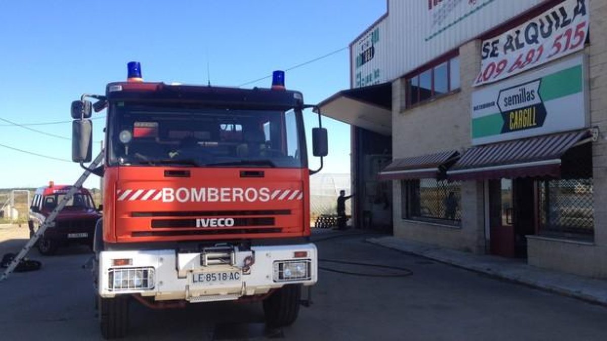 Un camión de bomberos una vez extinguido el fuego en la nave de Herrán. A.D.