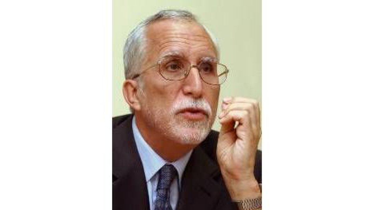 El académico Luis Mateo Díez cree que vivimos una época de guerras y postguerras