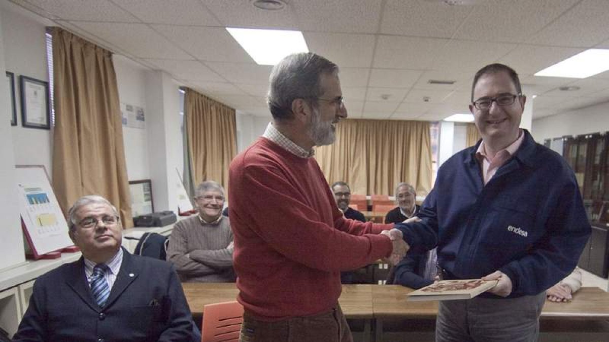 Javier Granja, de Endesa, recibe el libro de manos de Jesús Vega, del Colegio de Arquitectos.