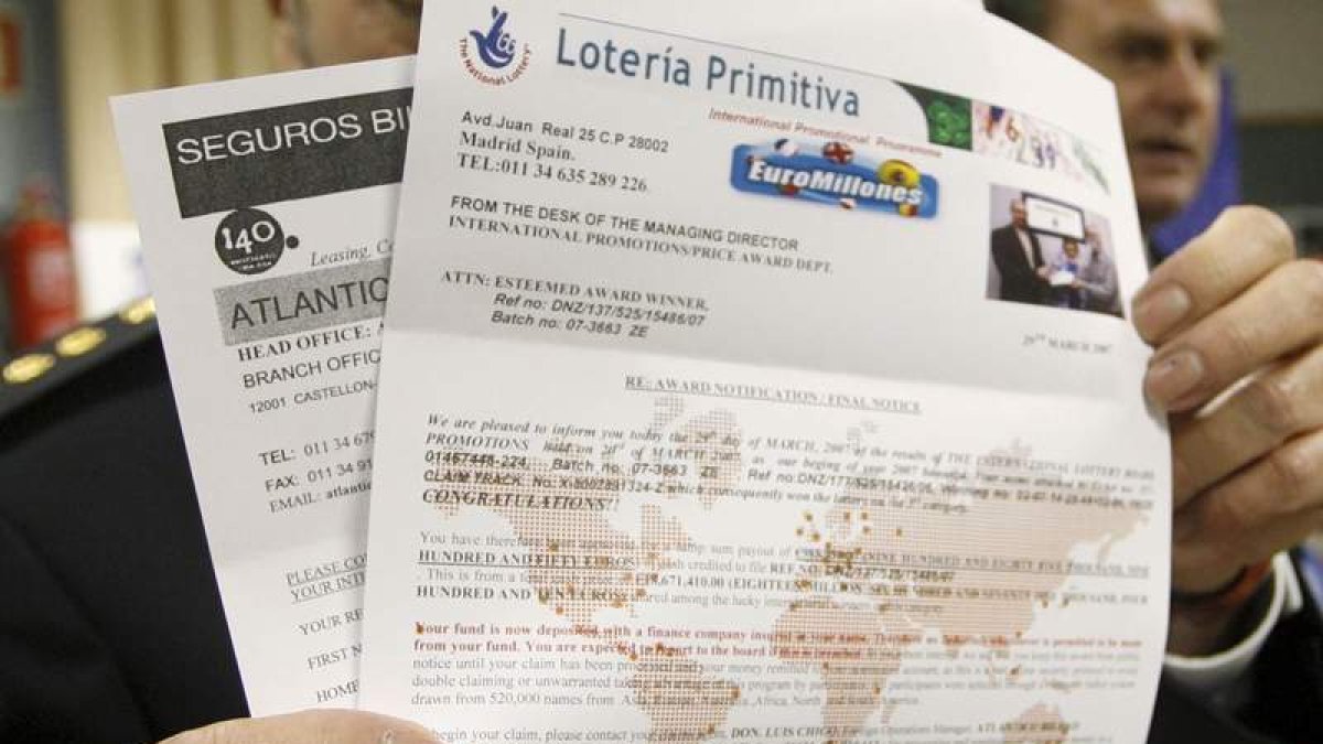Papeles utilizados por estafadores para sacar dinero con el ‘tocomocho’. VÍCTOR LERENA