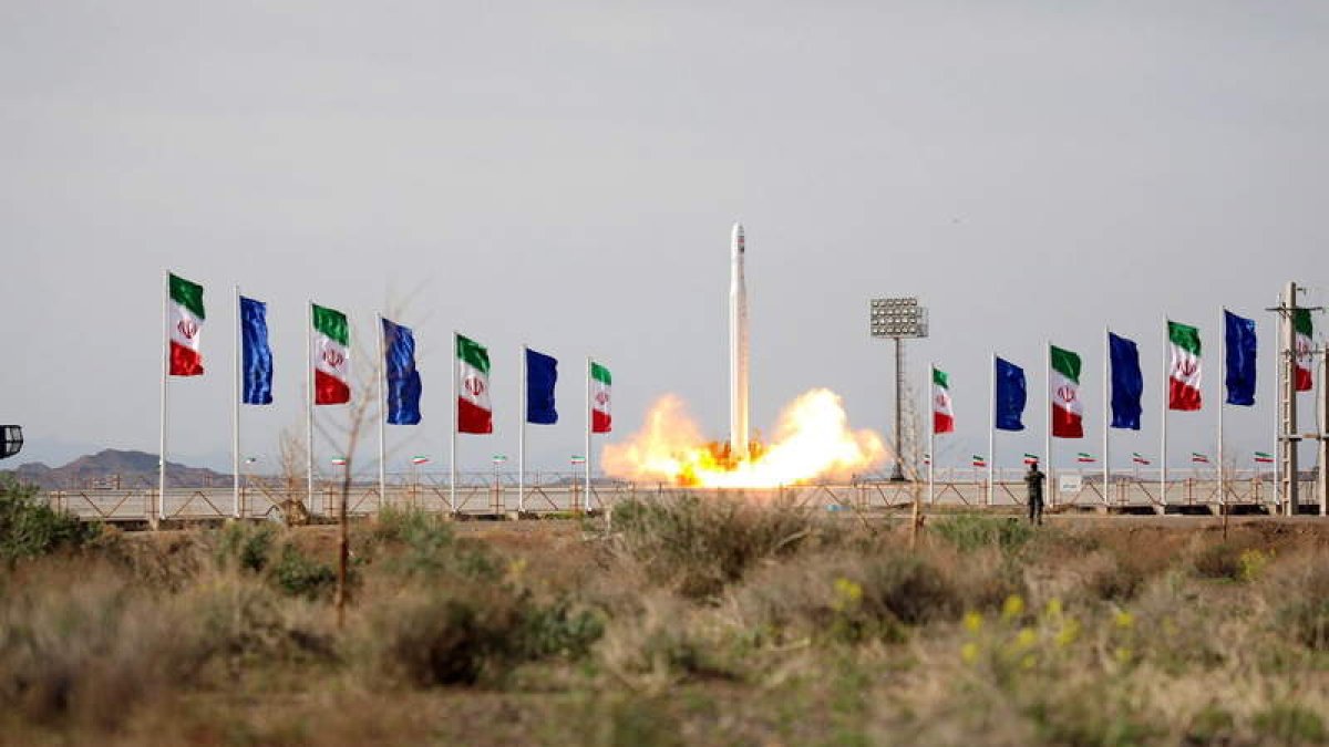 Lanzamiento ayer del misil militar de Irán desde el desierto de Dashte Kavir. SEPAHNEWS HANDOUT