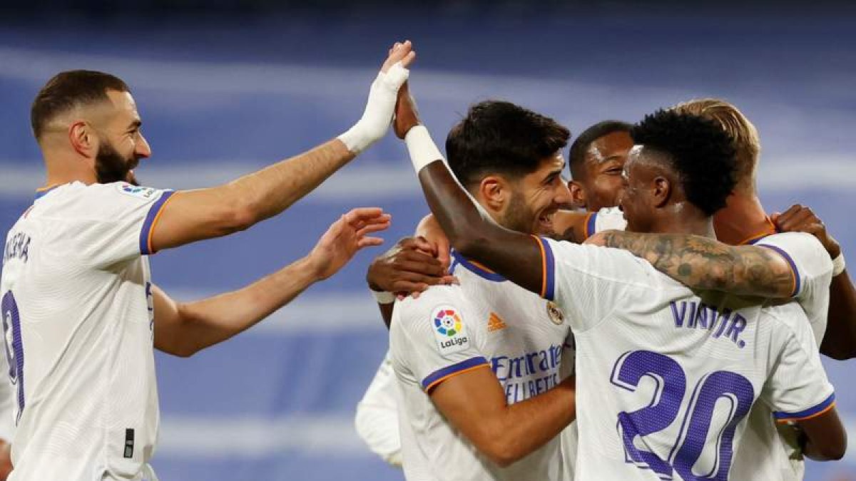 Los jugadores del Madrid celebran la victoria conseguida frente al Rayo Vallecano. JUANJO MARTÍN