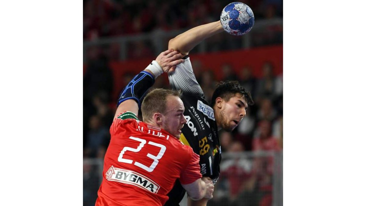 El español Daniel Dujshebaev intenta superar al danés Henrik Hansen. GEORGI LICOVSKI