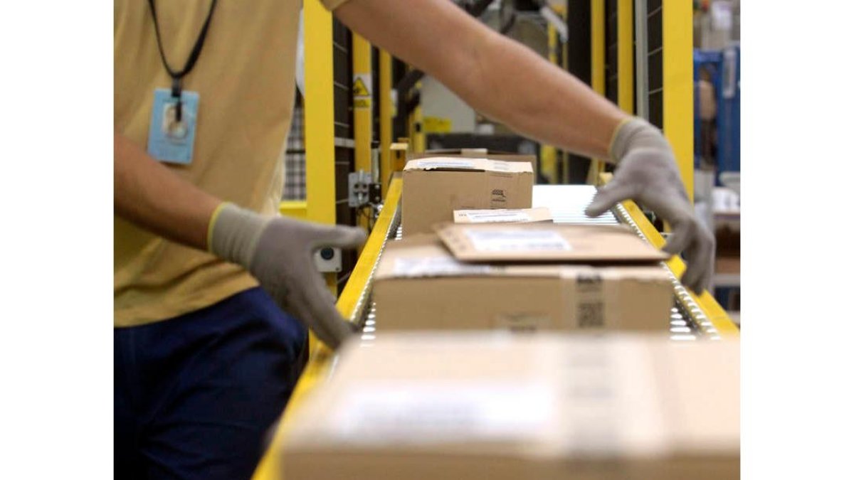 Imagen de una empresa de distribución de productos comprados por Internet.