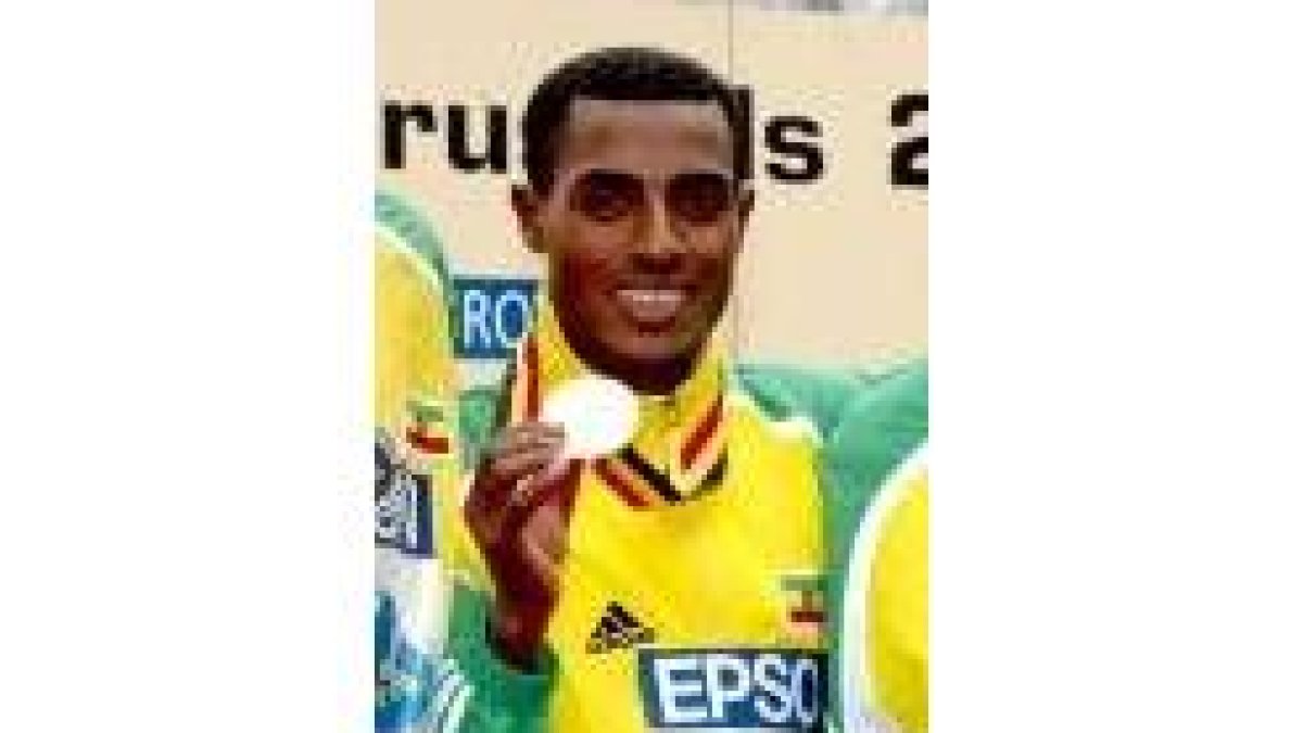 Bekele muestra orgulloso uno de los oros logrados en Bruselas