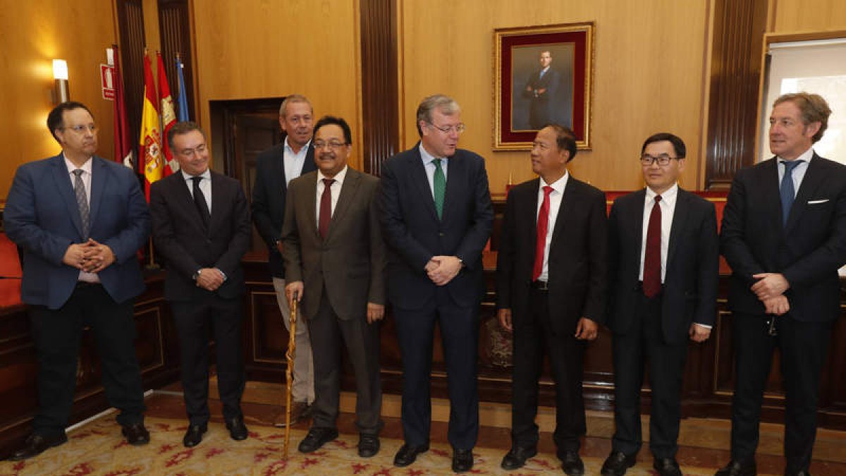 Los embajadores asiáticos con representantes leoneses. RAMIRO