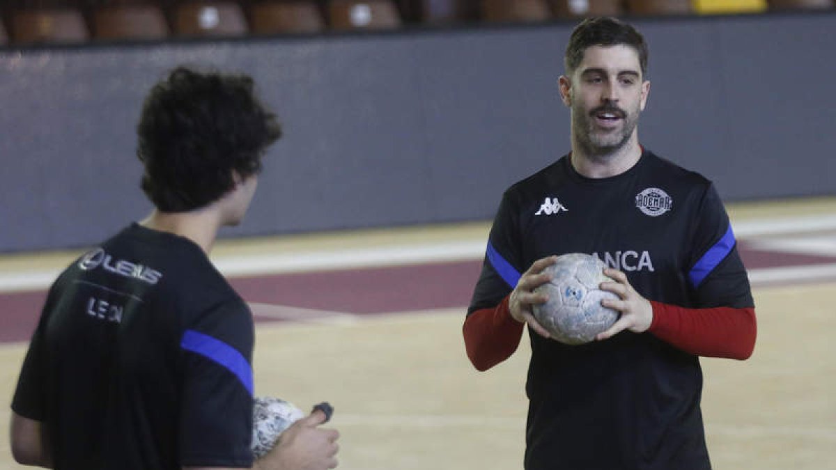 Juan Castro se lesionó en el entrenamiento de ayer y estará al menos un mes de baja. FERNANDO OTERO