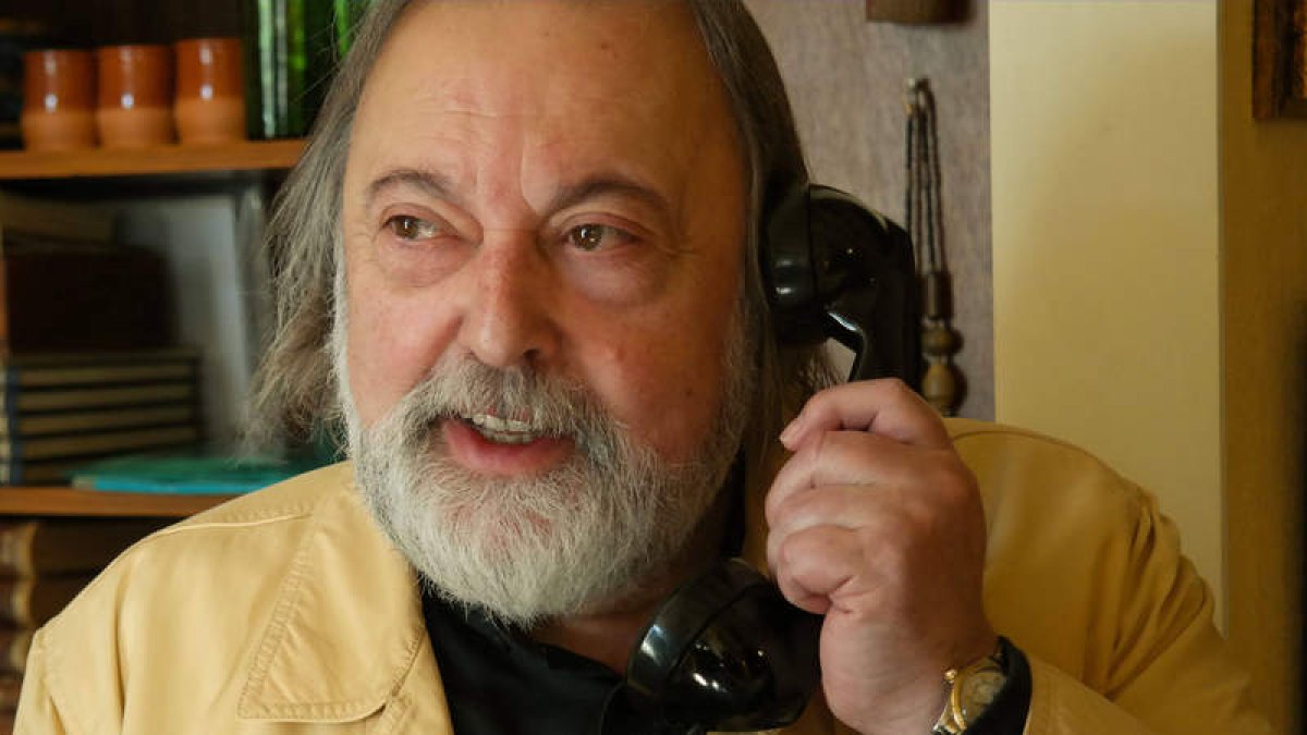 El artista Juan Carlos Uriarte con un teléfono que forma parte de la exposición