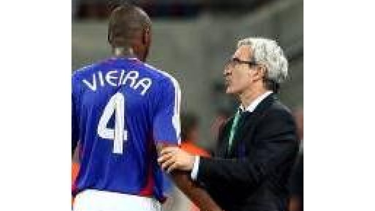 Vieira conversa con el técnico galo Domenech