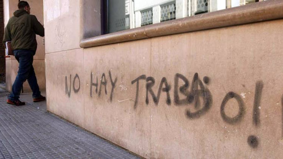 Entrada a la oficina de empleo de la calle Ramón y Cajal, en la capital leonesa.