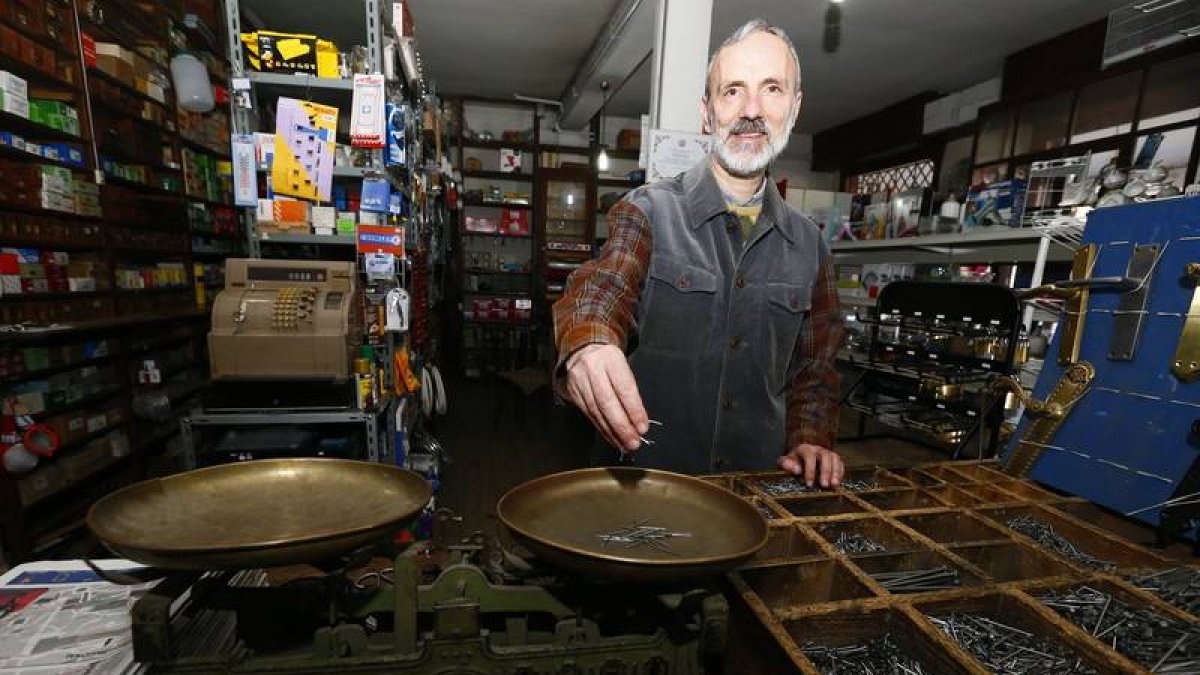 Cecilio Pacios en la ferretería familiar
