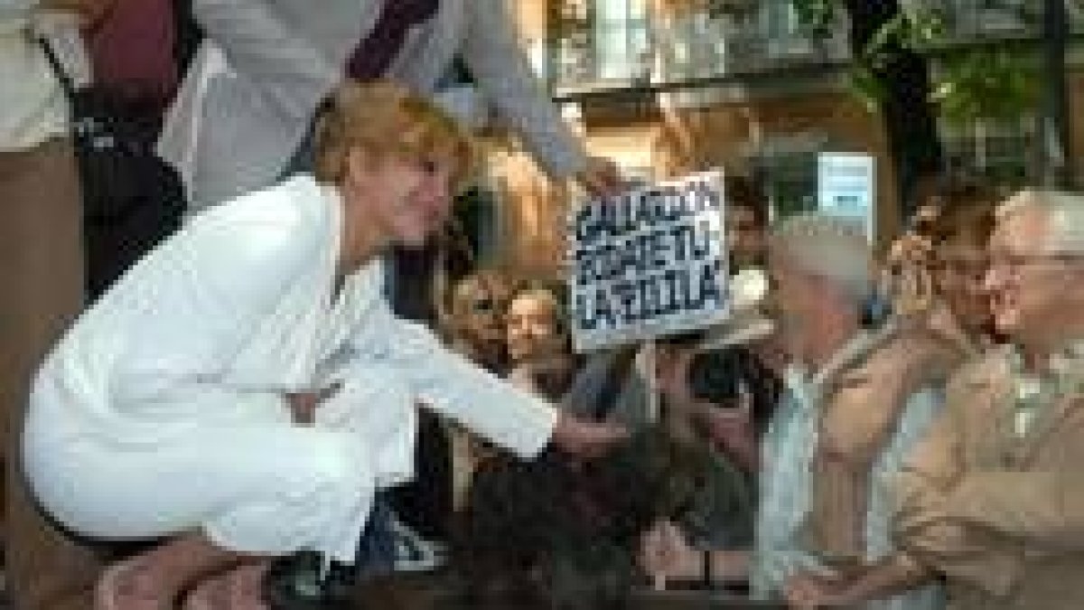 La baronesa acaricia un perro en la concentración de cientos de personas